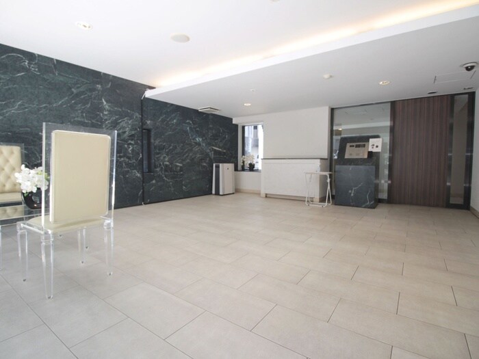 物件外観写真6　(エントランス部分)