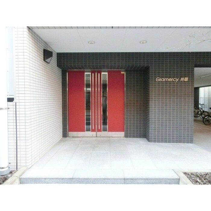 物件外観写真2　(エントランス部分)