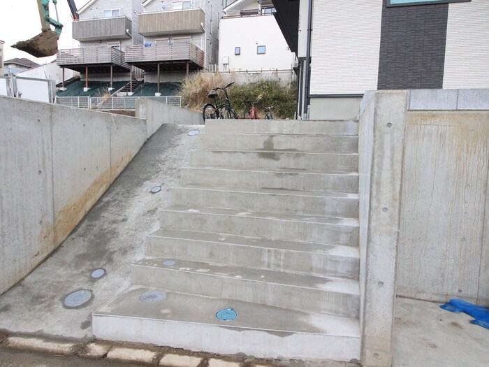 物件外観写真3　(エントランス部分)