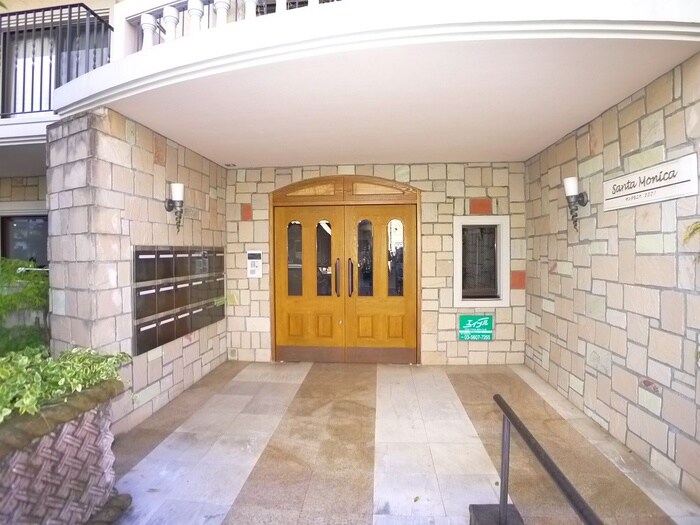 物件外観写真2　(エントランス部分)