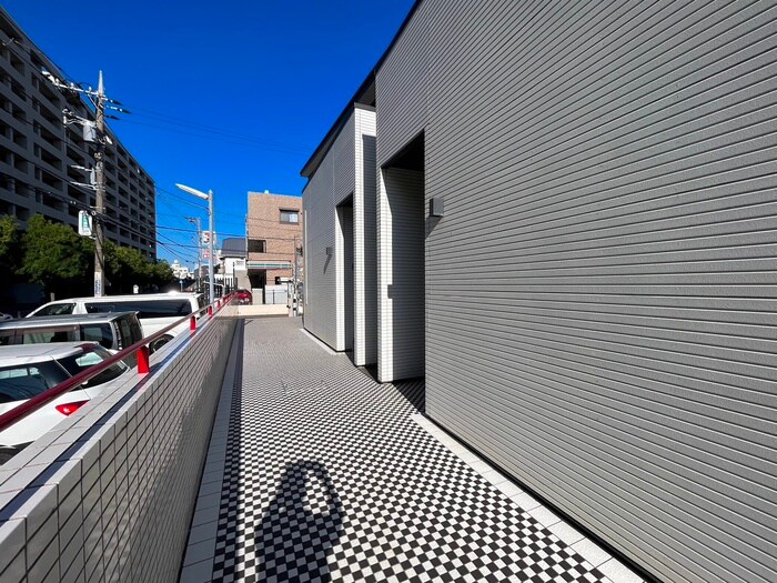 物件外観写真3　(エントランス部分)