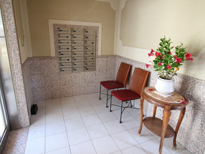 物件外観写真3　(エントランス部分)