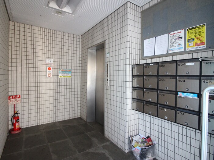 物件外観写真3　(エントランス部分)