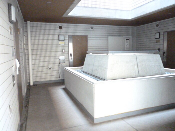 物件外観写真4　(エントランス部分)