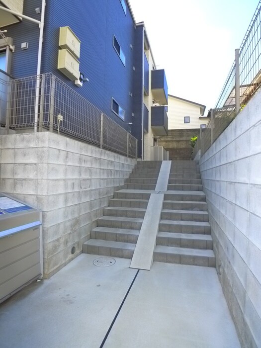 物件外観写真6　(エントランス部分)