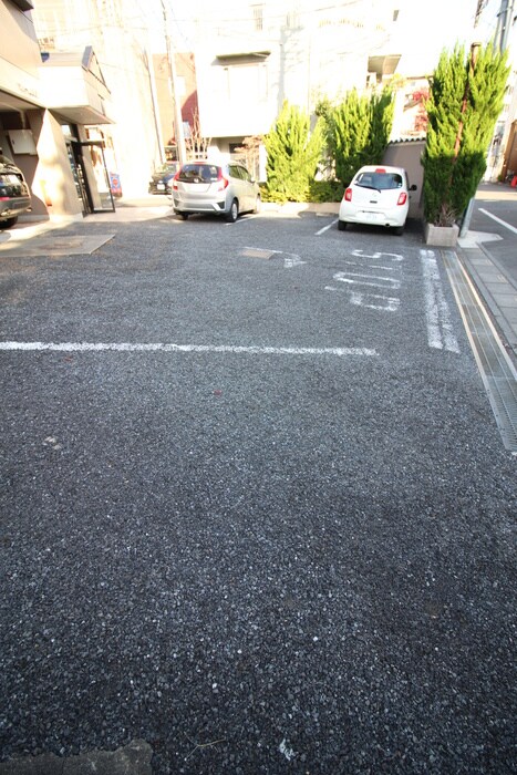 物件外観写真3　(駐車場)