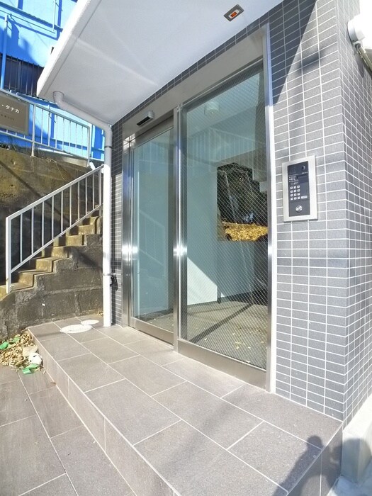 物件外観写真4　(エントランス部分)