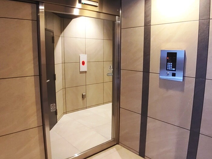 物件外観写真2　(エントランス部分)