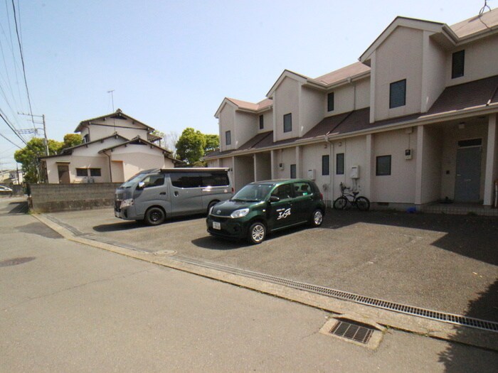 物件外観写真2　(駐車場)