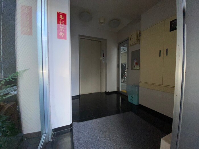 物件外観写真5　(エントランス部分)