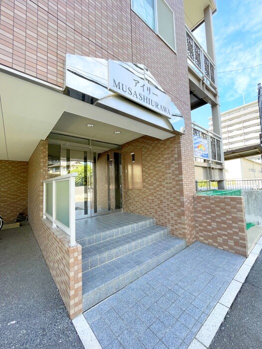 物件外観写真3　(エントランス部分)