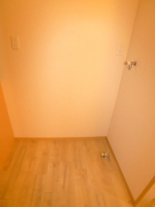 物件内観写真6　(洗濯機置場)