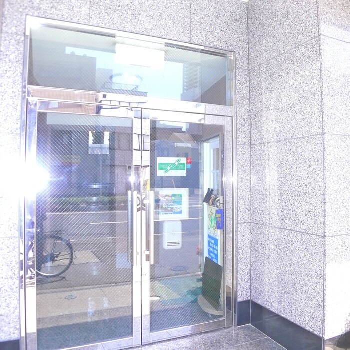 物件外観写真3　(エントランス部分)