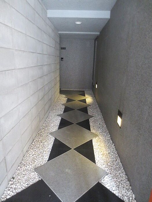 物件外観写真6　(エントランス部分)