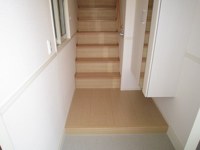 物件内観写真4　(玄関)