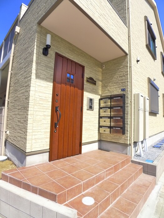 物件外観写真2　(エントランス部分)