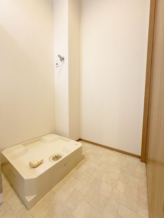 物件内観写真16　(洗濯機置場)