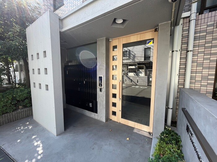 物件外観写真4　(エントランス部分)