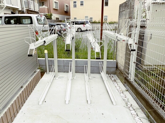 物件外観写真3　(駐輪場)