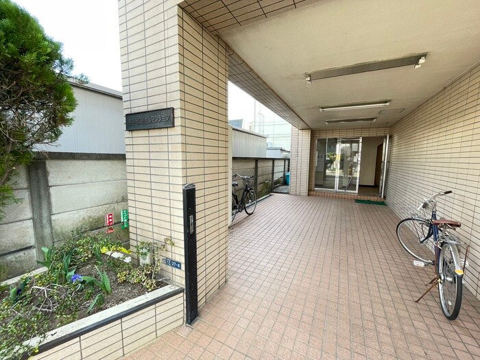 物件外観写真4　(エントランス部分)