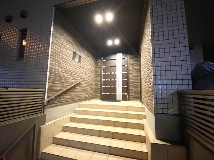 物件外観写真3　(エントランス部分)