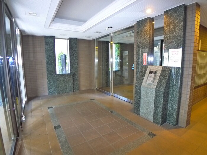 物件外観写真3　(エントランス部分)