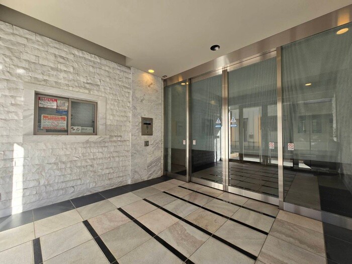 物件外観写真3　(エントランス部分)