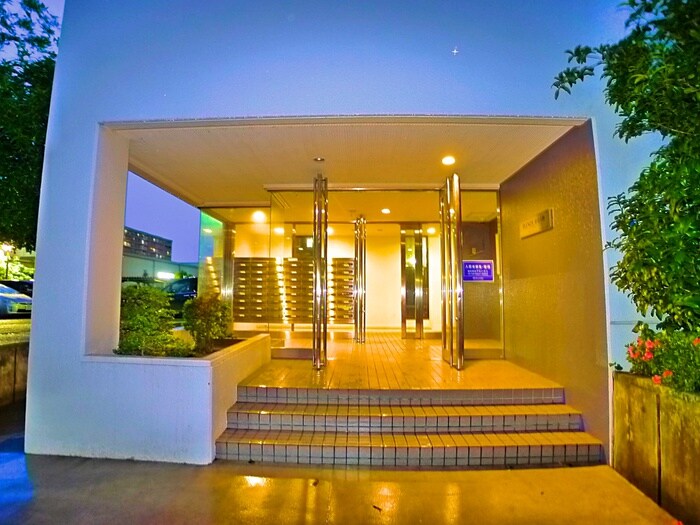 物件外観写真2　(エントランス部分)