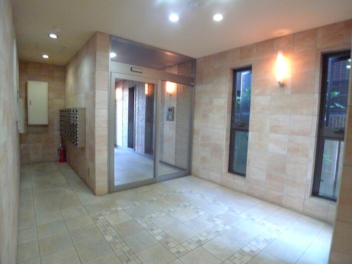 物件外観写真3　(エントランス部分)