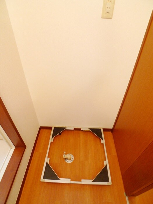 物件内観写真12　(洗濯機置場)