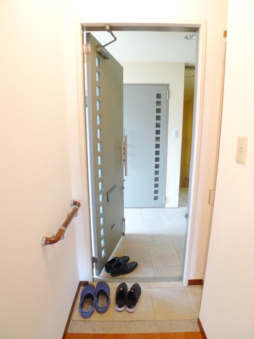 物件内観写真13　(玄関)