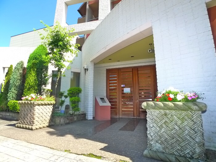 物件外観写真2　(エントランス部分)