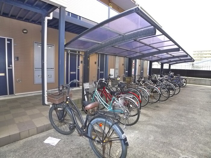 物件外観写真3　(駐輪場)