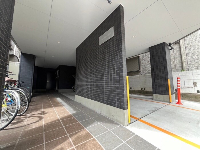 物件外観写真2　(エントランス部分)