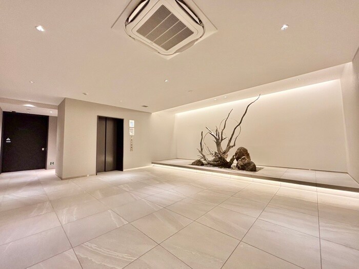 物件外観写真4　(エントランス部分)