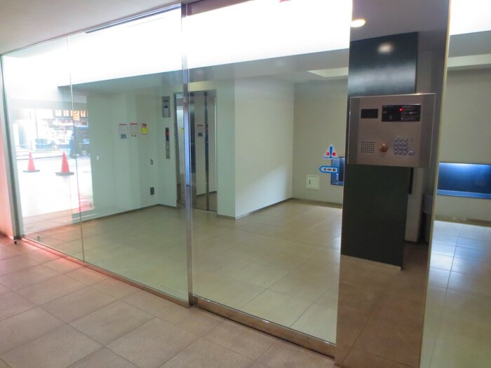 物件外観写真4　(エントランス部分)