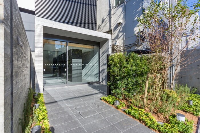 物件外観写真2　(エントランス部分)