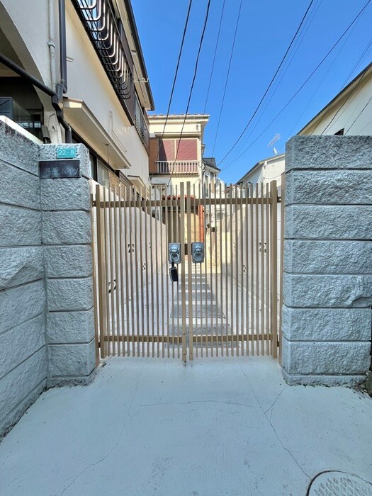 物件外観写真2　(エントランス部分)