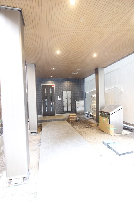 物件外観写真3　(エントランス部分)