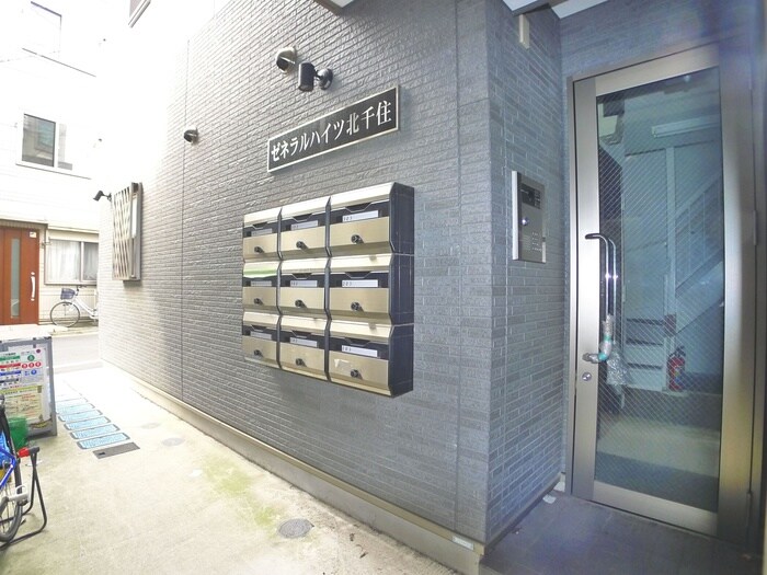 物件外観写真3　(エントランス部分)