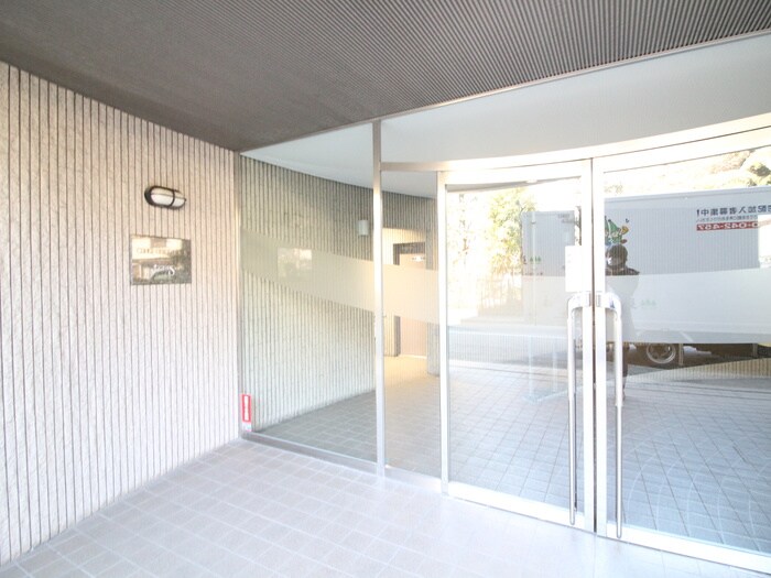 物件外観写真3　(エントランス部分)