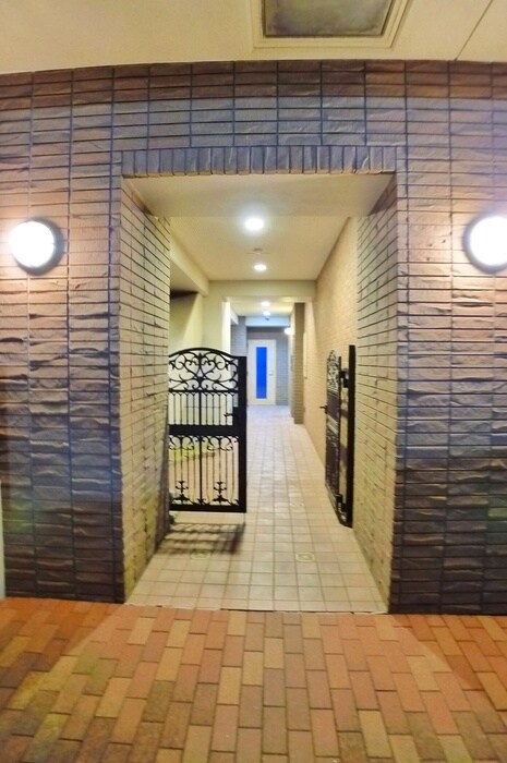 物件外観写真2　(エントランス部分)