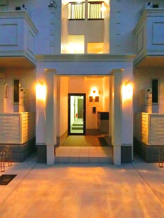 物件外観写真3　(エントランス部分)