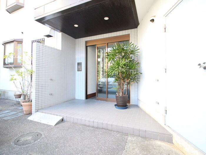 物件外観写真2　(エントランス部分)