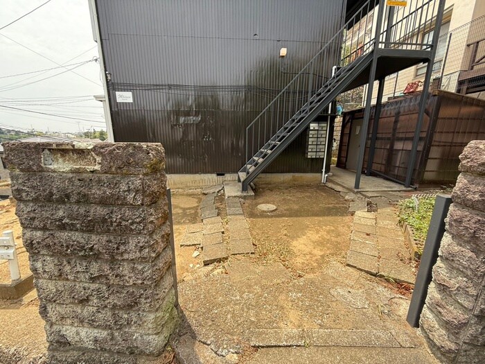 物件外観写真3　(エントランス部分)