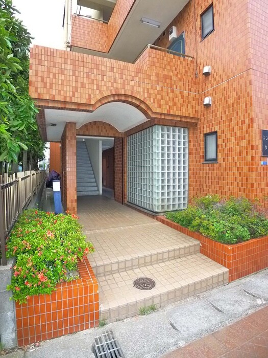 物件外観写真2　(エントランス部分)