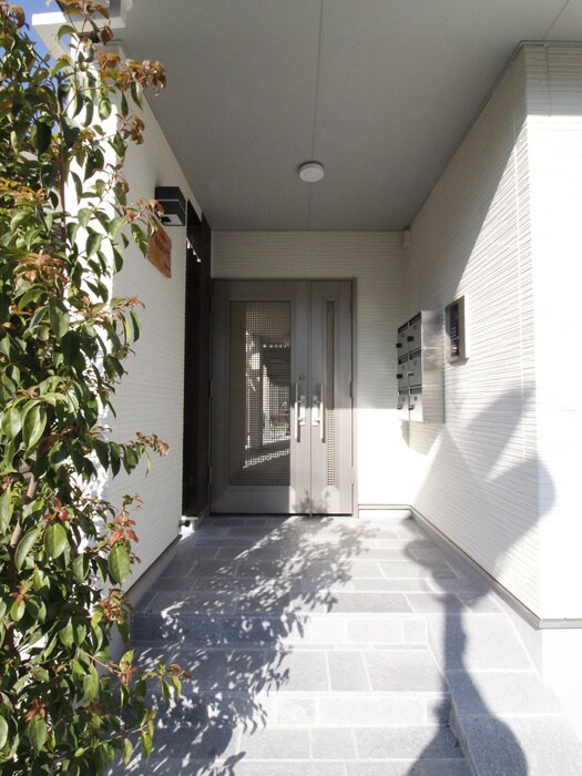 物件外観写真4　(エントランス部分)