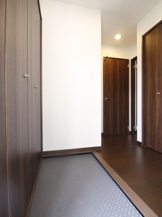 物件内観写真12　(玄関)