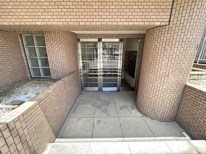 物件外観写真2　(エントランス部分)