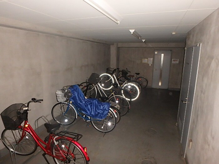 物件外観写真3　(駐輪場)